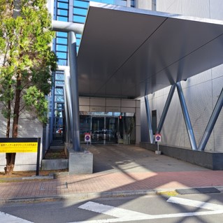 国際ナノアーキテクトニクス研究拠点棟入口
